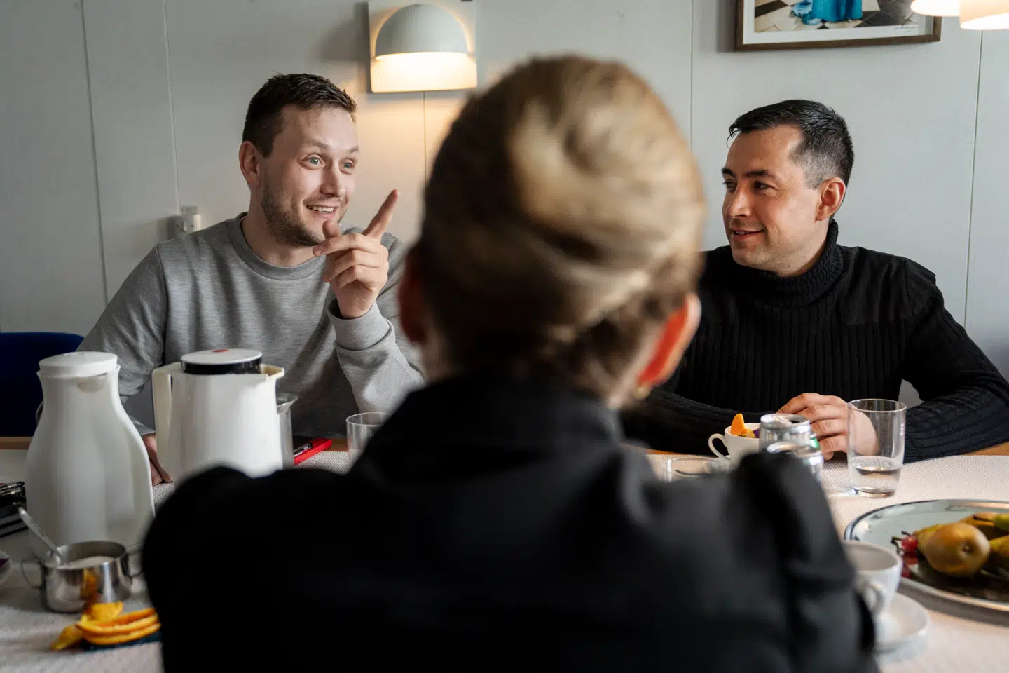 Både den tidligere formand for den grønlandske regering Múte B. Egede og den nuværende, Jens-Frederik Nielsen, har i hårde vendinger kritiseret Danmark for ikke at sige undskyld i Spiralsagen.