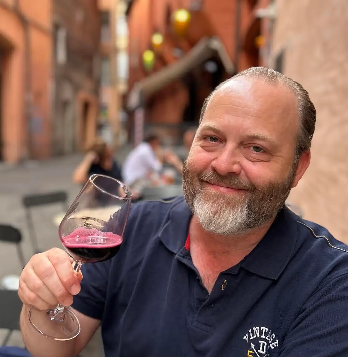 Når man sidder i Bolognas gader en sen eftermiddag med et glas perlende frisk lambrusco, så er der ærlig talt ikke meget at pive over!