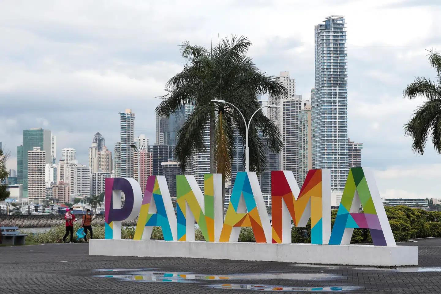Skat købte de lækkede Panama Papers i 2016 og konkluderede, at danske skatteborgere har begået omfattende skatteunddragelse med hjælp fra banker, der »spillede en aktiv rolle i skattelysagerne«. Nu viser det sig, at nogle af skatteregningerne er betalt af ukendte pengemænd.