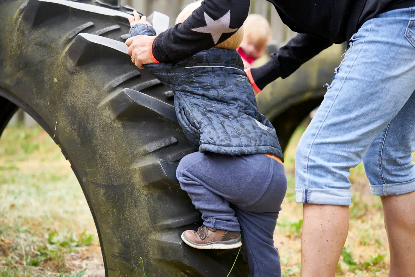»Danmark har en tradition for at lovgive mindre og oplyse mere. Men et biprodukt af oplysningen risikerer at blive mere ængstelige, usikre forældre, for hvem alt andet end det perfekte kommer faretruende tæt på vanrøgt.«