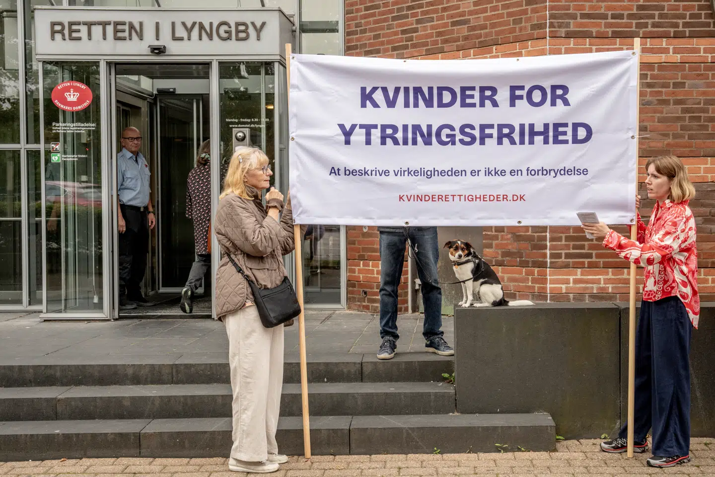 Foran Retten i Lyngby demonstrerede kvinder for ytringsfrihed, inden de indfandt sig i retssalen 12. august.