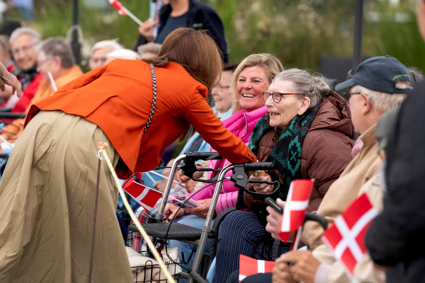 Kongeparret besøgte onsdag formiddag Læsø Saltsyderi, og her havde en række plejehjemsbeboere sat sig klar til at trykke kong Frederik og dronning Mary i hånden.