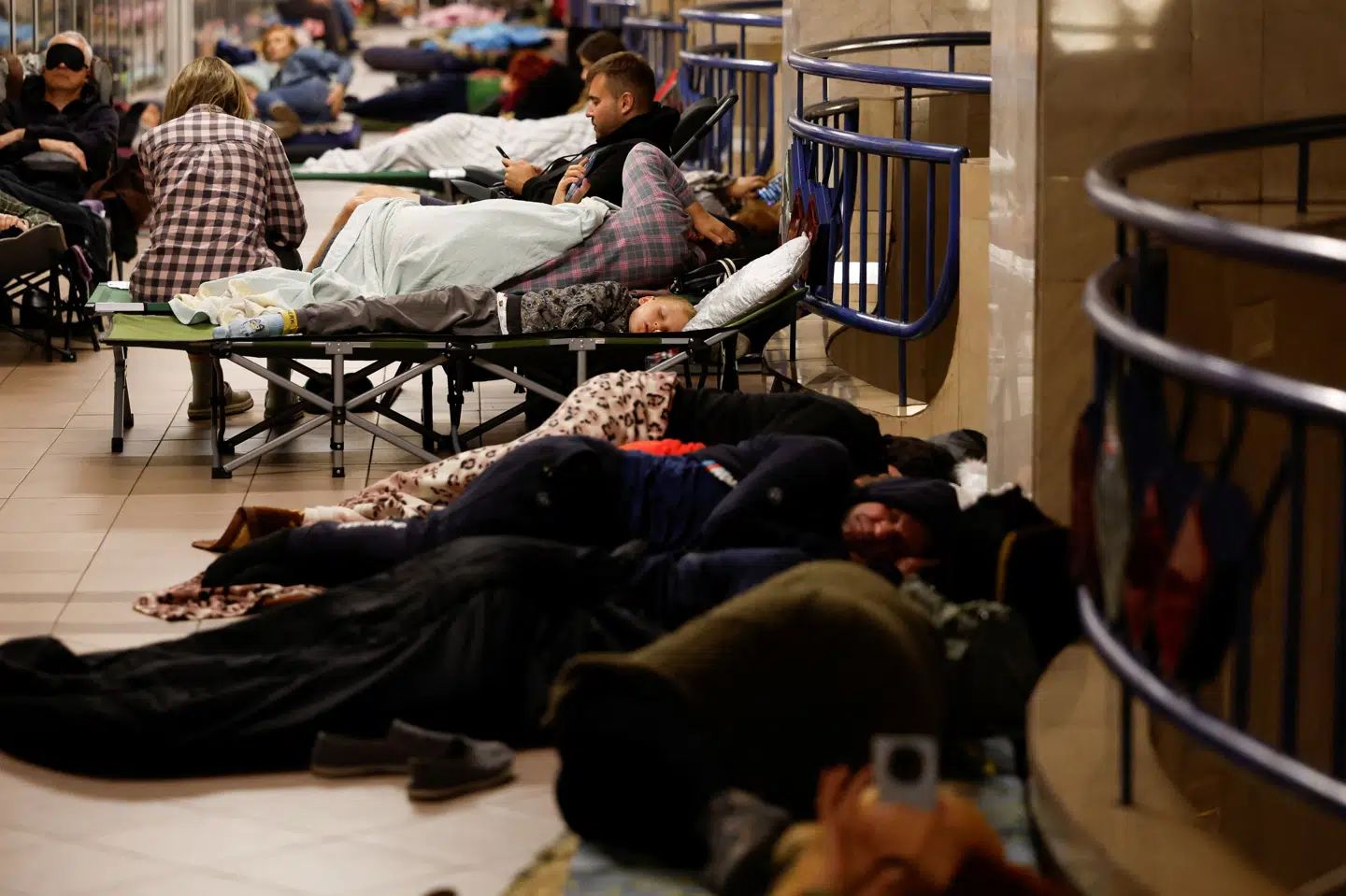 Folk har søgt sikkerhed i en metrostation under nattens angreb i Kyiv.