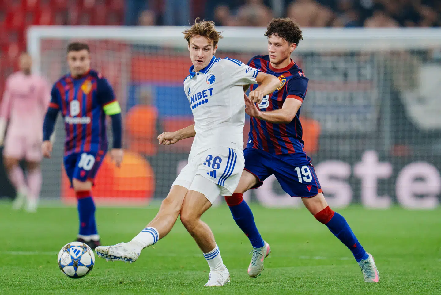 FCKs William Clem og FC Basel Marin Soticek under Champions League kvalifikationskampen mellem FC København og FC Basel 1893 i Parken i København onsdag den 27. august 2025.