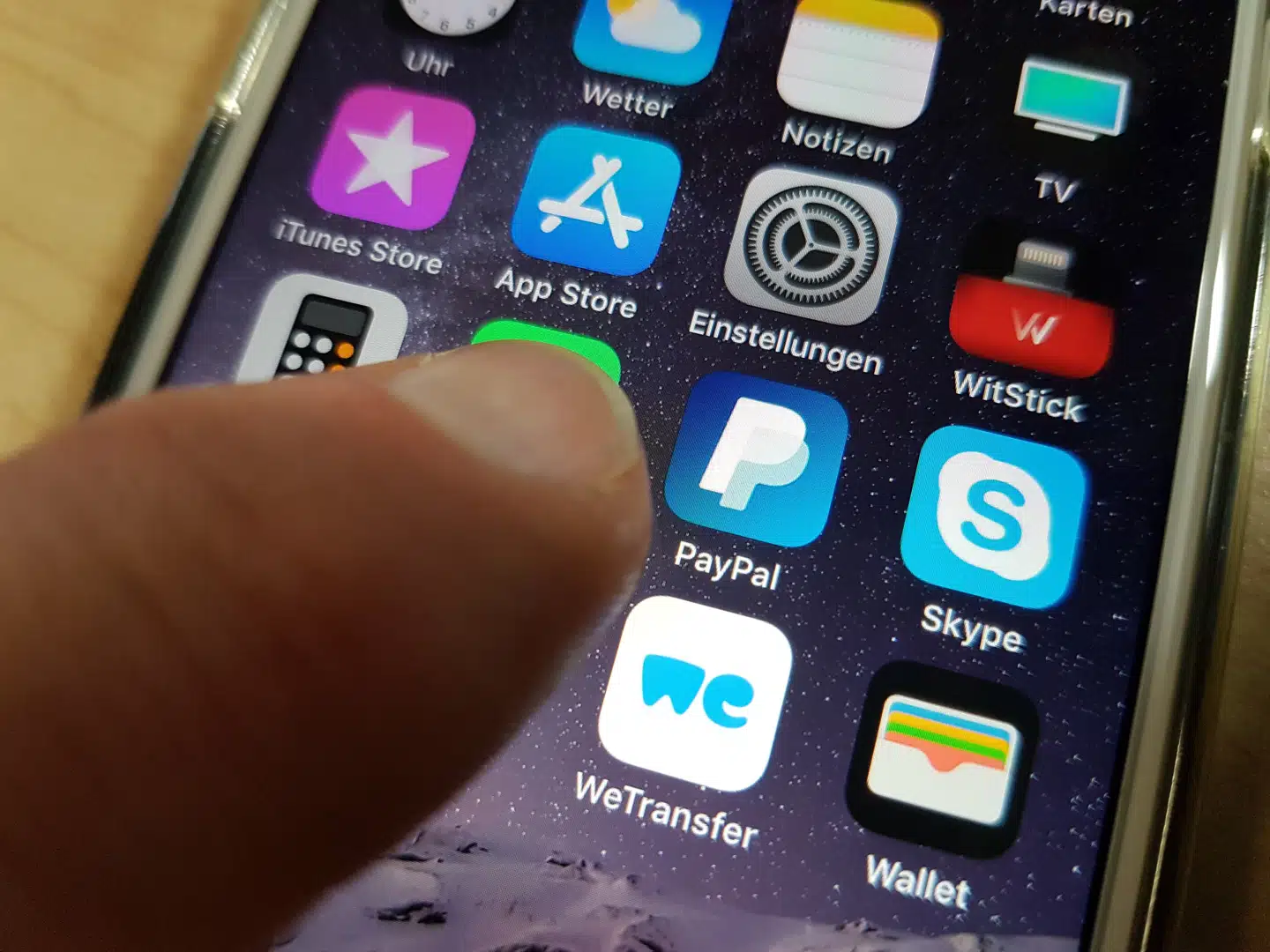 Paypal er en mobilbetalingstjeneste, som gør det muligt at betale i butikker og på nettet uden at skulle afgive sine kreditkortoplysninger.