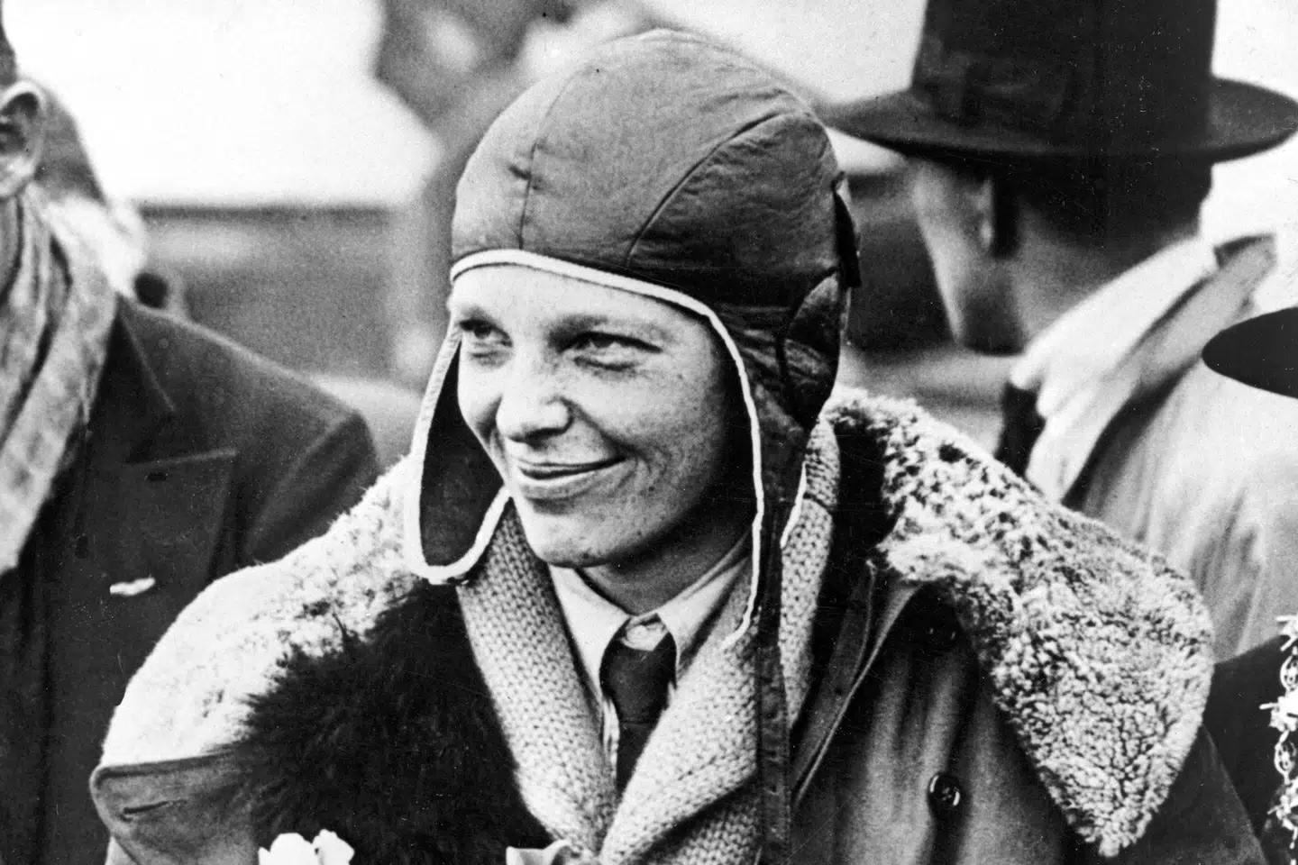 Amelia Earhart poserer efter at være ankommet til Southampton i England i 1928. Kort forinden havde hun som den første kvinde nogensinde gennemført en soloflyvning tværs over Atlanterhavet.