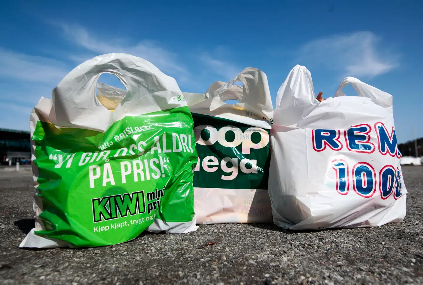 Norges tre største supermarkedskæder – Extra/Coop, Norgesgruppen og Rema 1000 – lover samstemmende, at priserne på fødevarer falder tilsvarende, hvis momsen fjernes, hvilket de anser som en god idé.