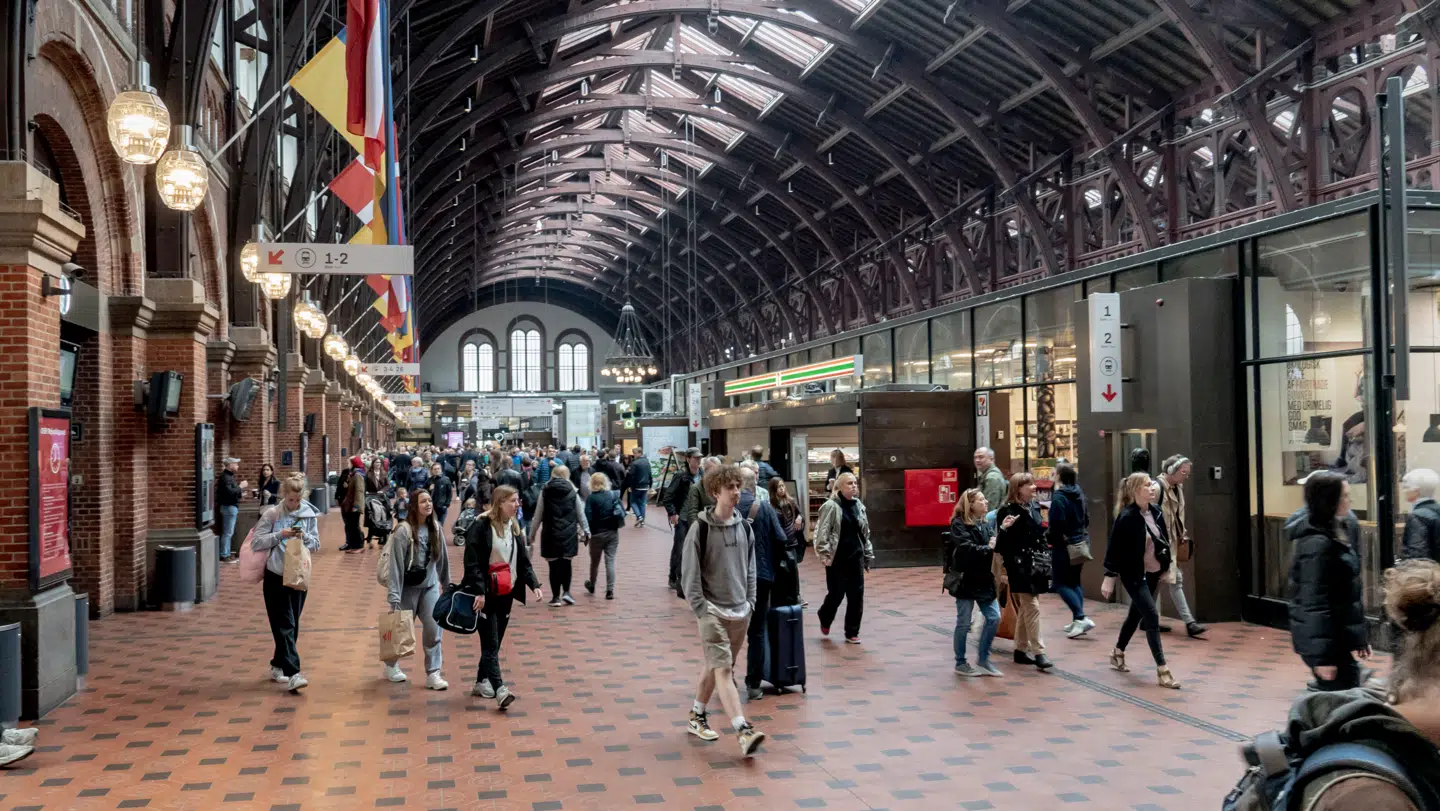 Det var på Københavns Hovedbanegården i København, at den 30-årig blev overfaldet.