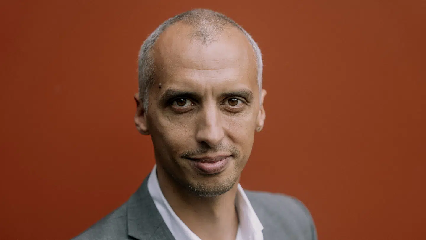 Børne- og undervisningsminister Mattias Tesfaye (S) lovede sidste år en »saltvandsindsprøjtning« på 540 millioner kroner til flere skolebøger. Men nu afslører Berlingske, at kun 227 millioner kroner står til faktisk at gå til bogindkøb.