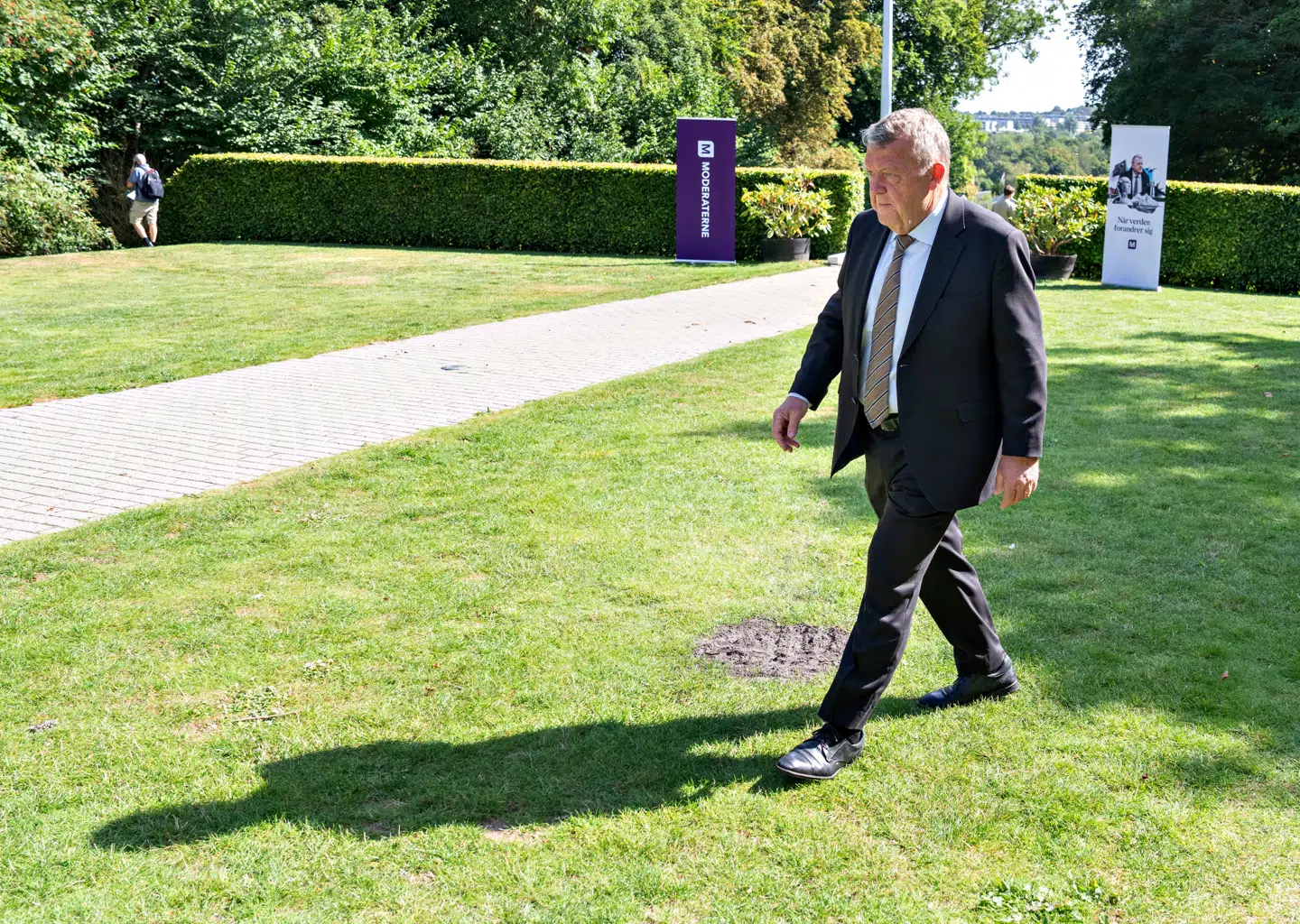 Lars Løkke Rasmussen skridtede gennem en herregårdshotelhave i udkanten af Aalborg for et levere et budskab, han har haft mere end et år til at finde på.