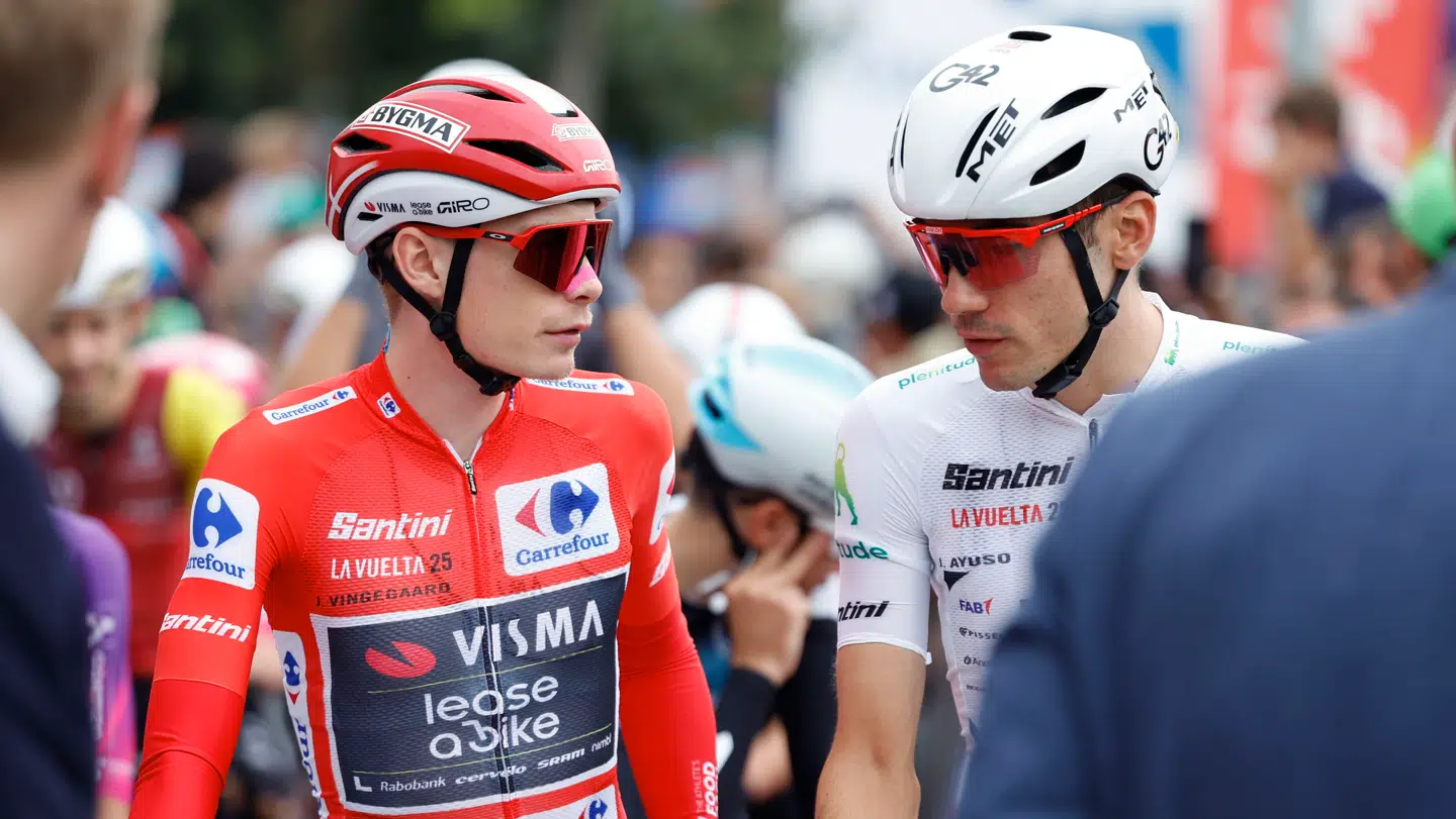 Jonas Vingegaard i rødt inden torsdagens etape. Efter mål måtte han aflevere trikoten, men han havde heldigvis en bedre dag end Juan Ayuso, der totalt overraskende gik helt ned med flaget.