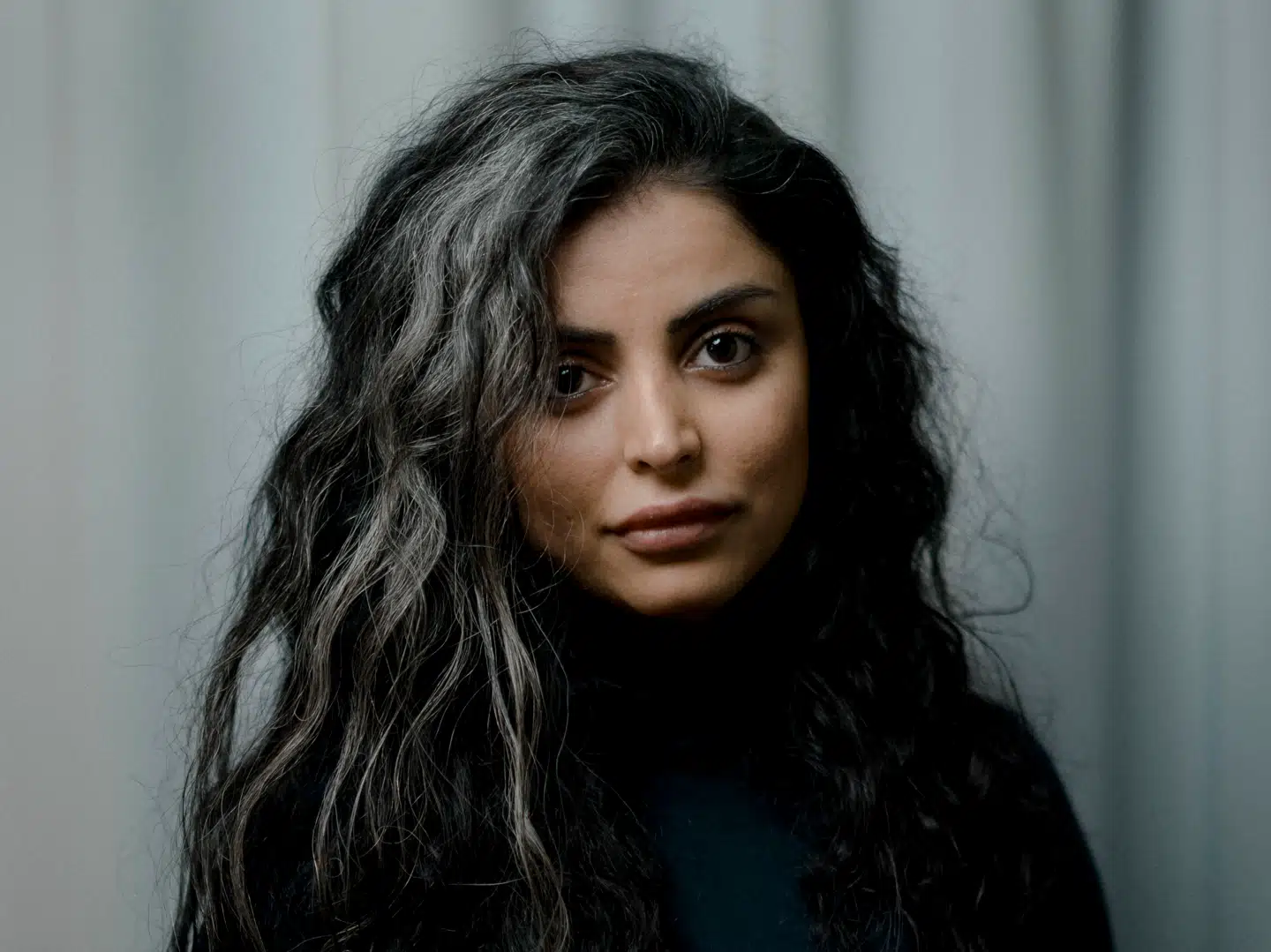 Forfatteren Sara Omar stillede sig torsdag frem og fortalte, at hun blev forulempet af den fynske betjent Elvir Abaz.