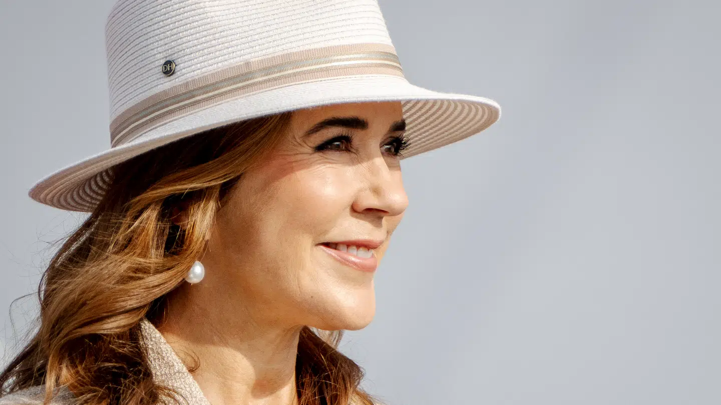 Dronning Mary blev spurgt ind til datterens T-shirt i forbindelse med regentparrets sommertogt.