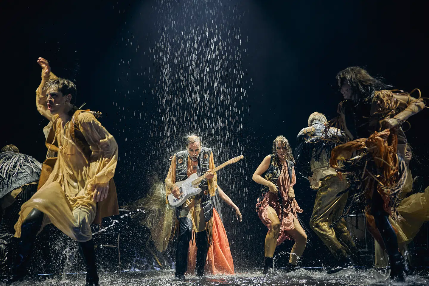 Regndans. »Thomas Helmig Teaterkoncert« på Aarhus Teater hylder bysbarnets sangskat.