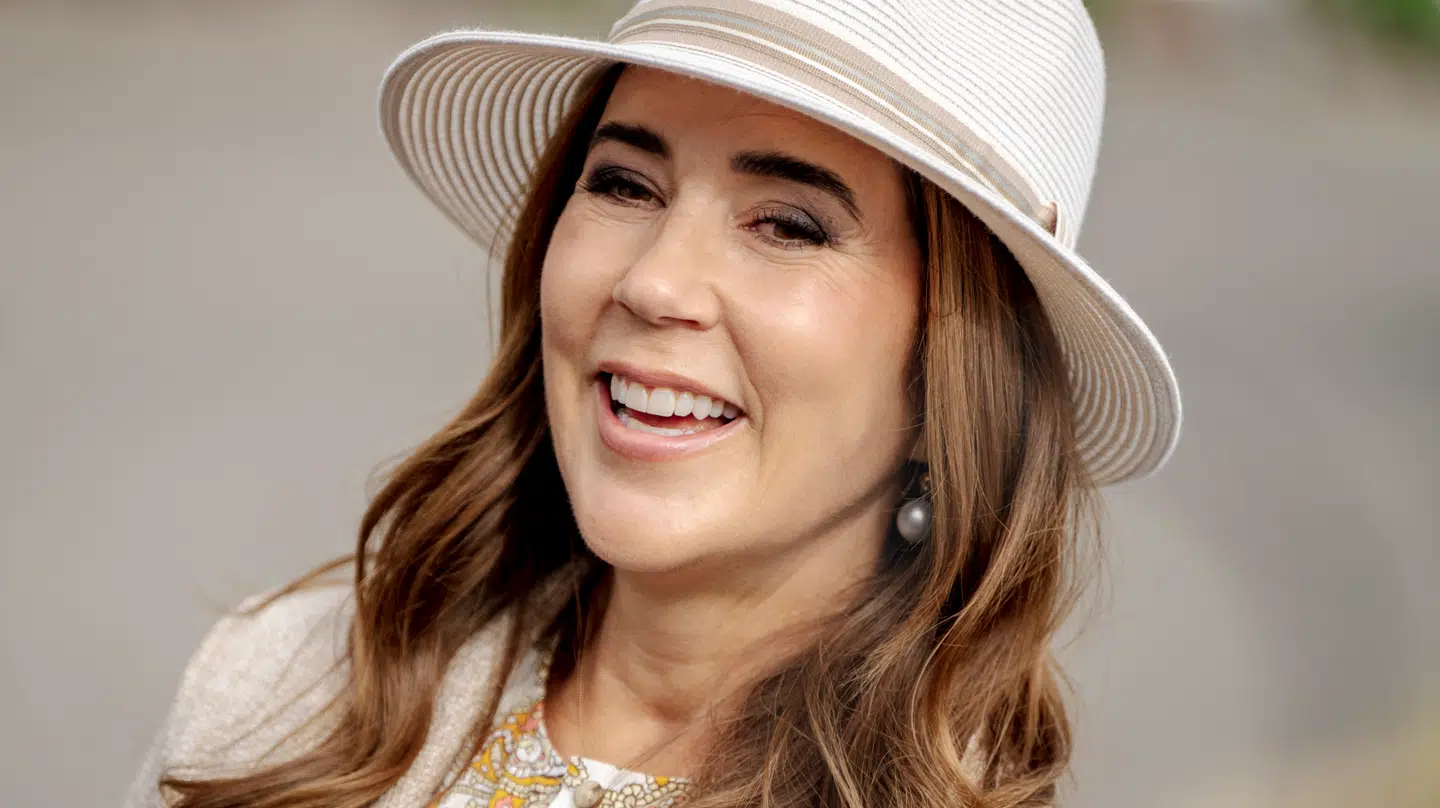 Dronning Mary har vakt opsigt med sit kække svar, da hun torsdag blev spurgt til prinsesse Isabellas opsigtsvækkende T-shirt med teksten 'Bollede ham i går'.