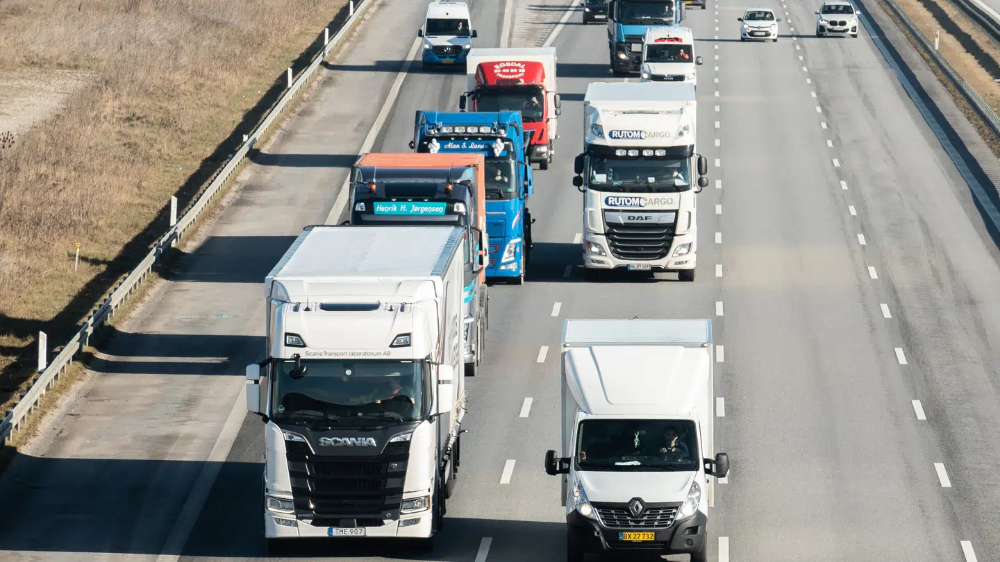 ARKIVFOTO. Lastbiler kører over Øresund for at spare penge på diesel.