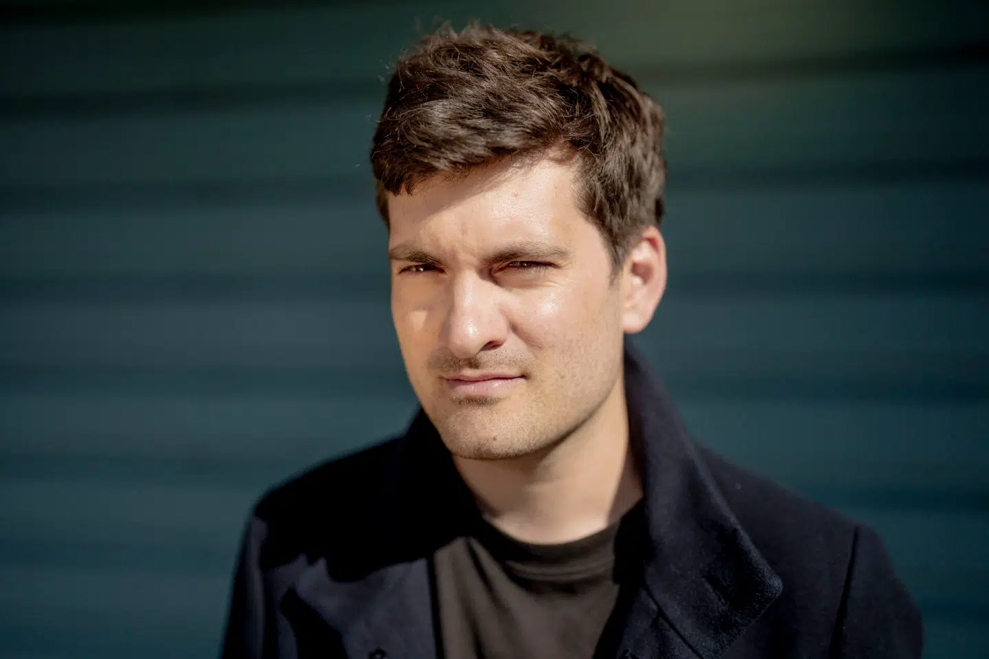 »Der er tale om en mand, som har misbrugt sin betroede position i den offentlige sektor til at undergrave nogle borgere, som har det til fælles, at de alle sammen tør at tale frit og åbent om konsekvenserne af islamismens magt. Det er grotesk,« siger Frederik Vad.