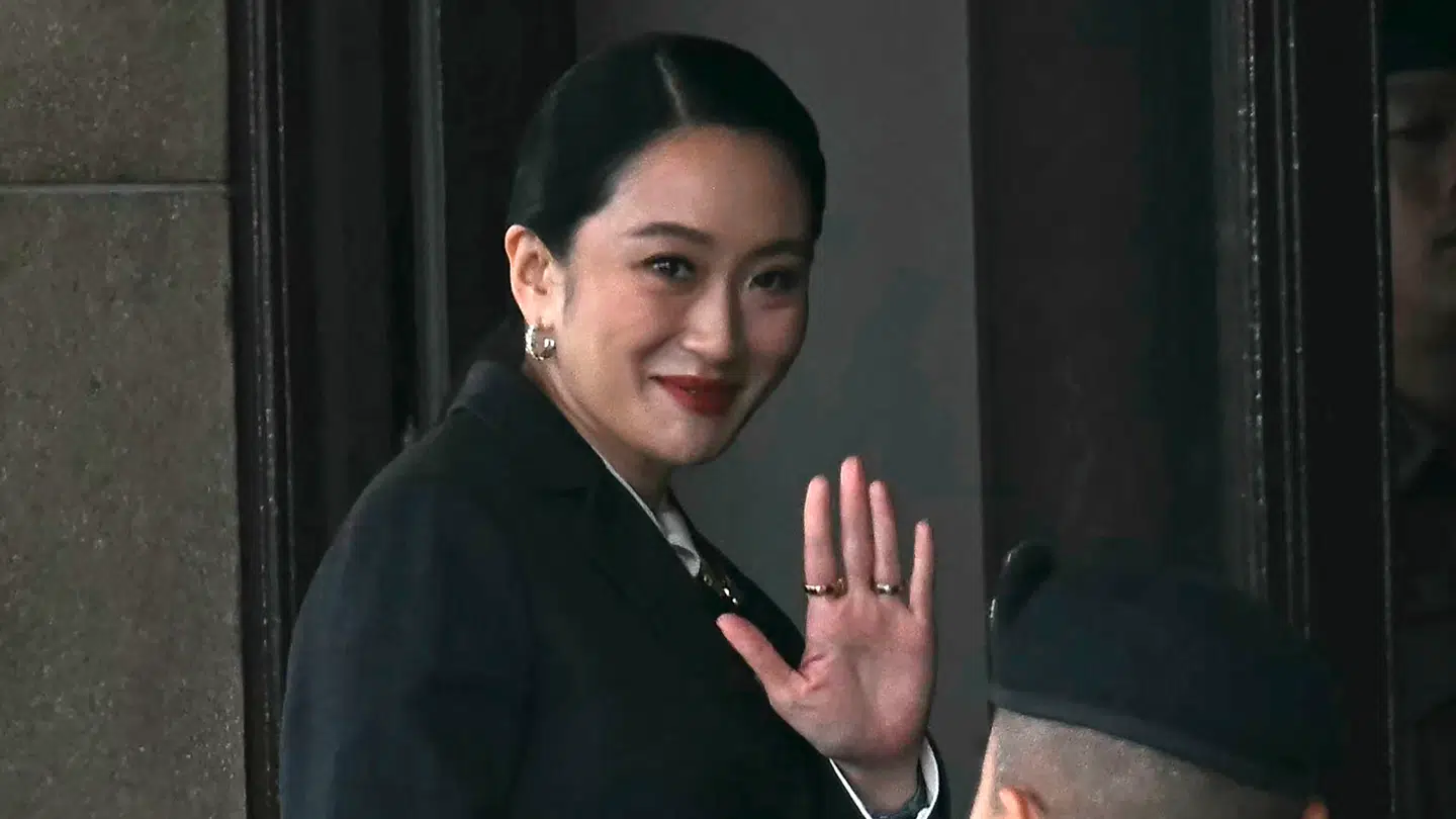 Thailands suspenderede premierminister Paetongtarn Shinawatra vinker, da hun ankommer til regeringsbygningen i Bangkok den 29. august 2025.