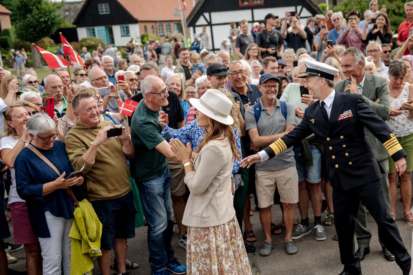 Kong Frederik og dronning Mary under deres besøg på Samsø torsdag, hvor dronning Mary også blev spurgt til sagen om prinsesse Isabellas T-shirt.