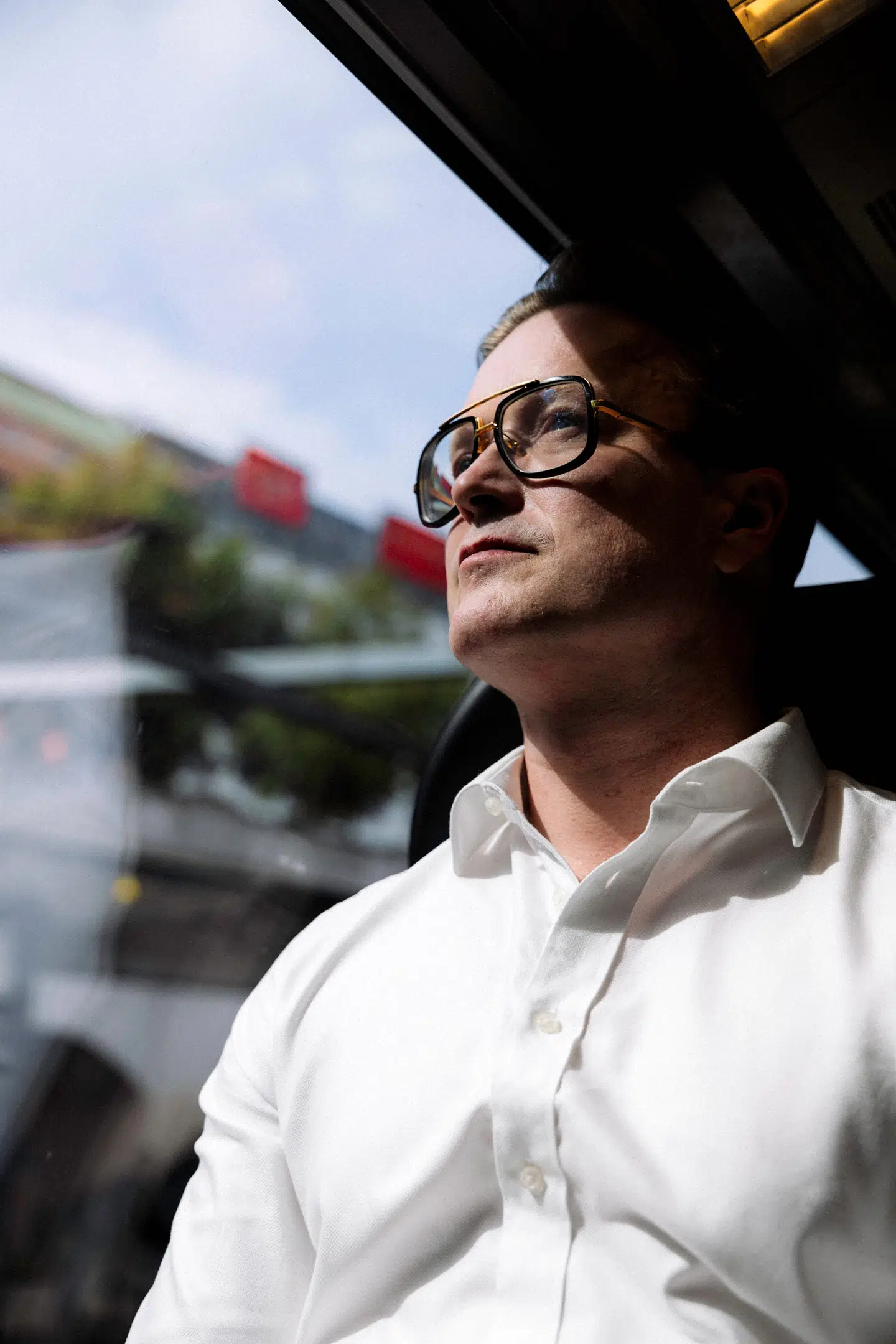 Ifølge Jon Sigurd Wegener er det bedre at tage korte hjernepauser end ingen: Man kan begynde med at kigge med et blødt blik ud ad vinduet i et minut.