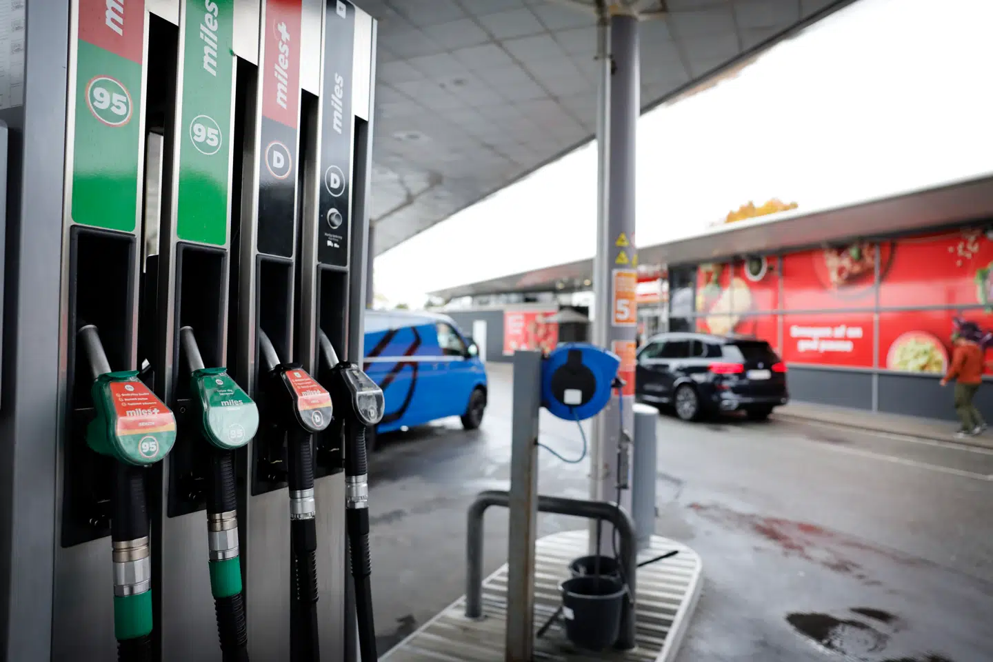 Hvis du stadig kører bil på benzin eller diesel, er det nu, at du bør skille dig af med bilen og gå elbilvejen, siger eksperter.