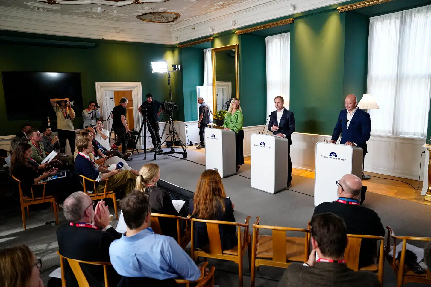 Finansminister Nicolai Wammen, økonomiminister Stephanie Lose og kulturminister Jakob Engel-Schmidt præsenterer finanslovforslaget for 2026 på et pressemøde i Finansministeriet i København. Foto: Mads Claus Rasmussen, Scanpix