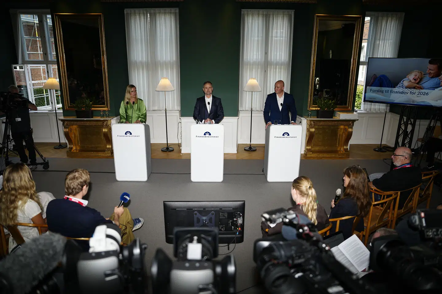 Regeringen vælger hurtige afgiftslettelser frem for skattelettelser, der vil tage for lang tid at gennemføre ifølge finansminister Nicolai Wammen, økonomiminister Stephanie Lose og kulturminister Jakob Engel-Schmidt.