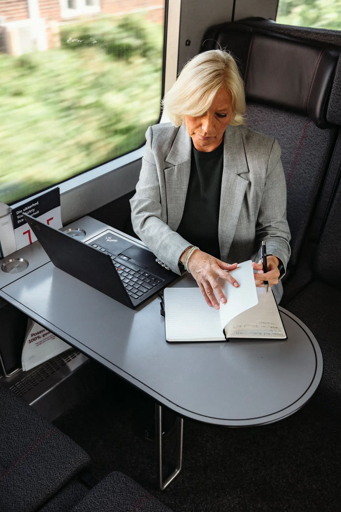 Ifølge Henriette Kjær er der flere elementer, der skal til, for at man kan trives med et travlt arbejdsliv. Bl.a. god planlægning og motivation.