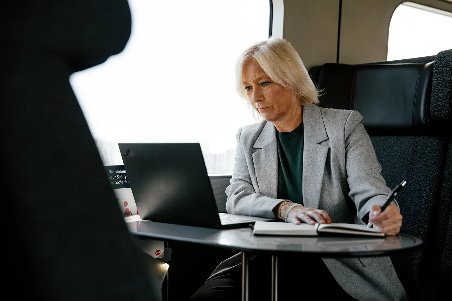 Under længere togrejser arbejder Henriette Kjær i toget for at kunne nå sine opgaver.