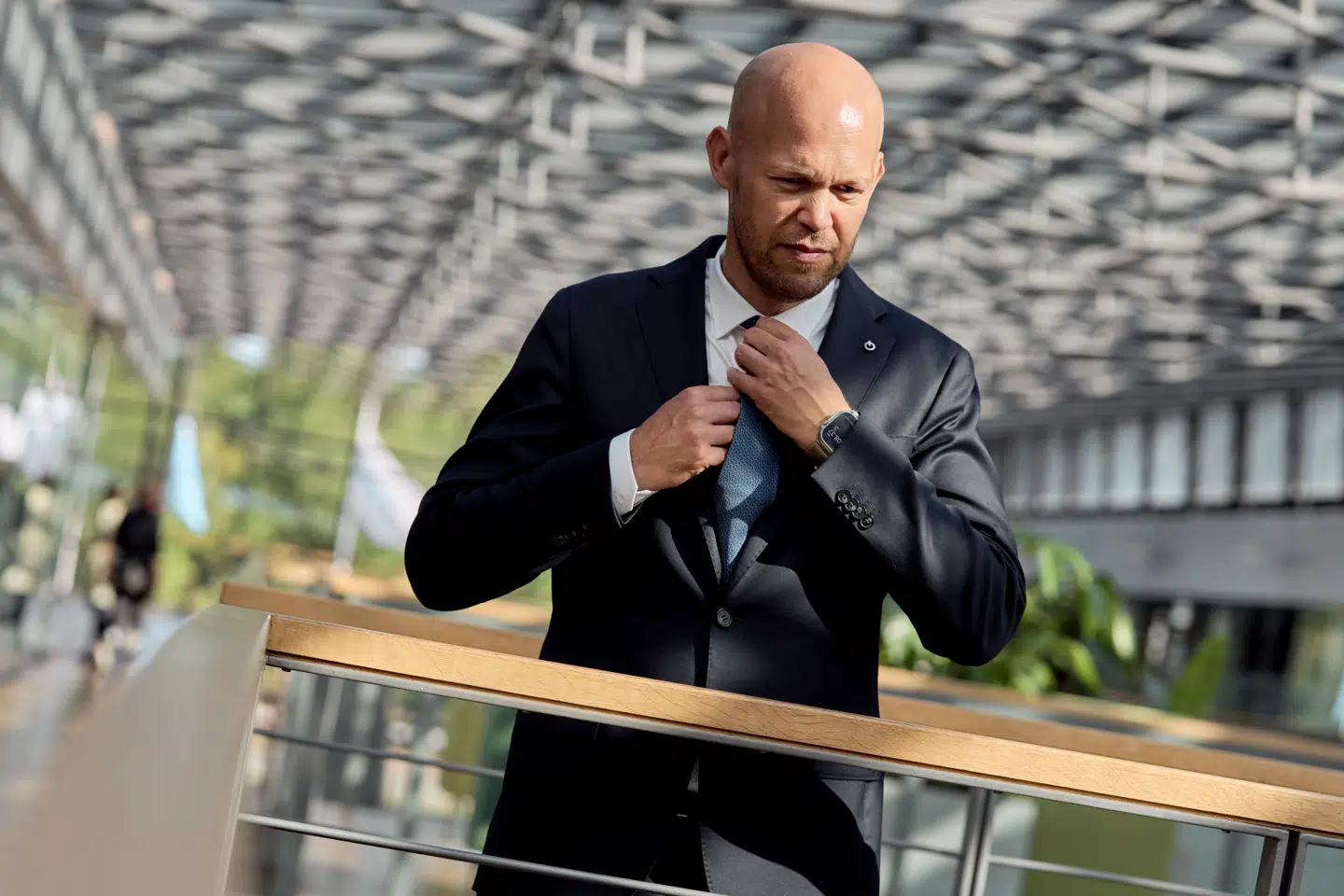 Rasmus Errboe kom til Ørsted i 2012 fra advokathuset Kromann Reumert. Siden er han stort set hvert år blevet forfremmet til en højere stilling, og i februar afløste han fyrede Mads Nipper som firmaets øverste direktør.