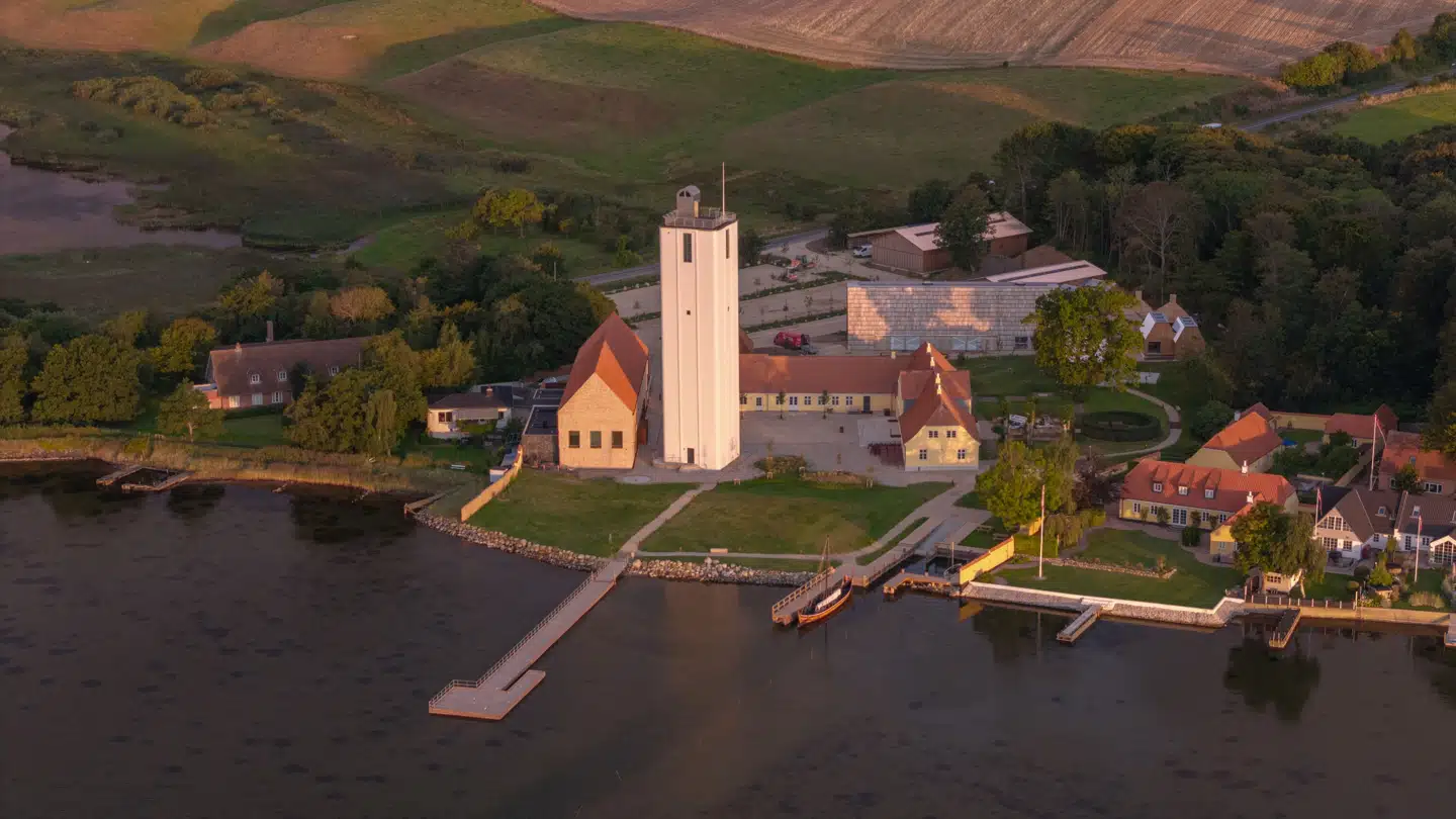 SMK Thy fra luften. Her ser man den nye museumsbygning til venstre for siloen. Den lange bygning i baggrunden er »vikingeskibsværftet«.