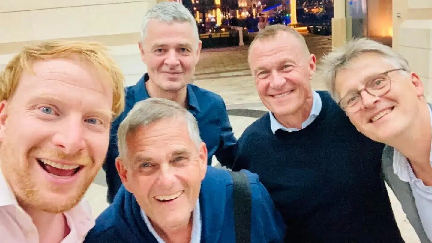 Carsten Werge ved VM i Qatar i 2022 - sammen med kollegerne Andreas Kraul, Thomas Kristensen, Per Frimann og Morten Bruun.