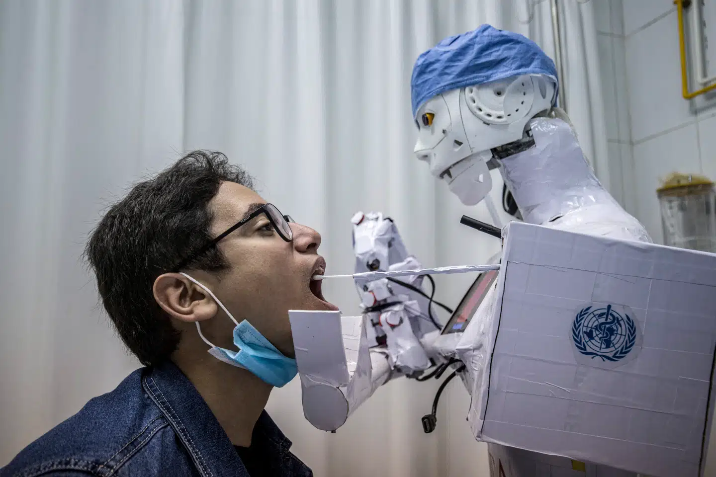 Brugen af kunstig intelligens i sundhedsvæsenet er kommet for at blive, og derfor må vi hurtigst muligt tage stilling til det, skriver Michael Hejmadi, der er speciallæge, Milan Mohammad, der er læge og forsker på Rigshospitalet samt ekstern lektor på KU, og Andreas Pihl, der er læge og medicinsk leder ved Roche Diagnostics.