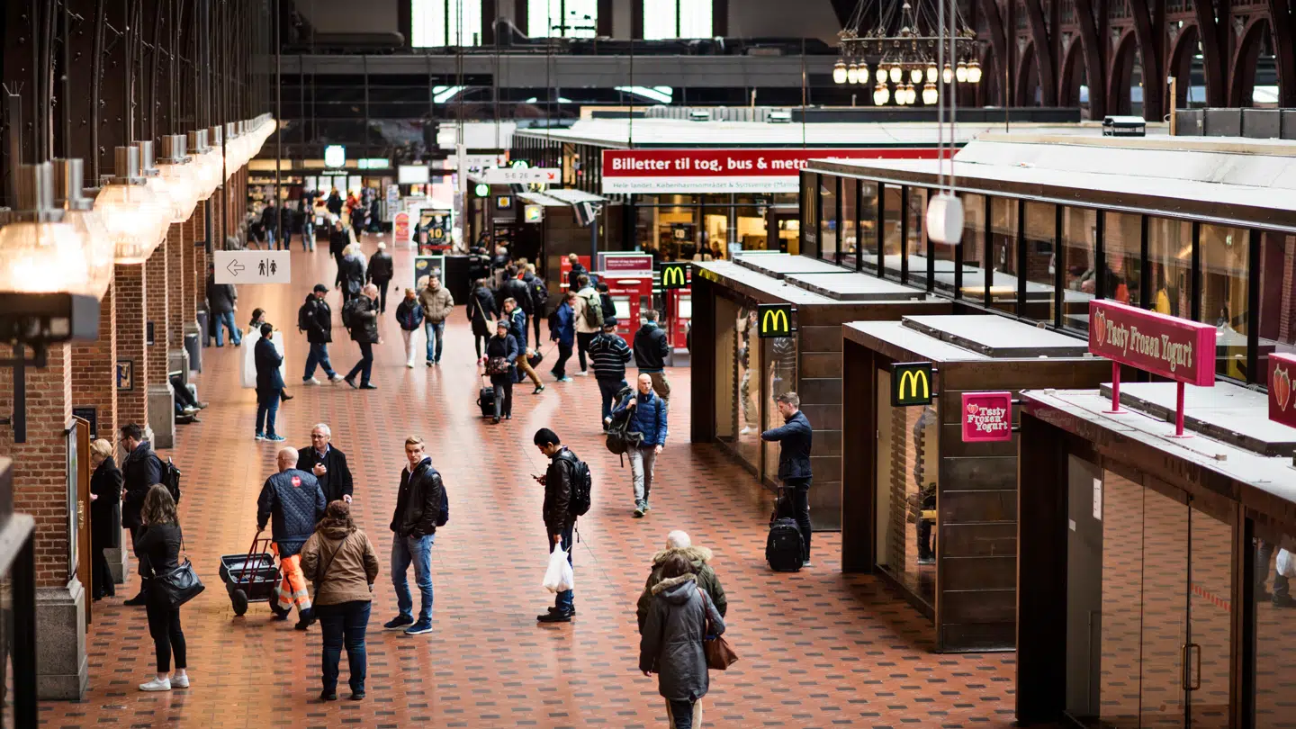 Det var på Københavns Hovedbanegård sidste år søndag klokken 8.05, at det brutale overfaldt fandt sted.