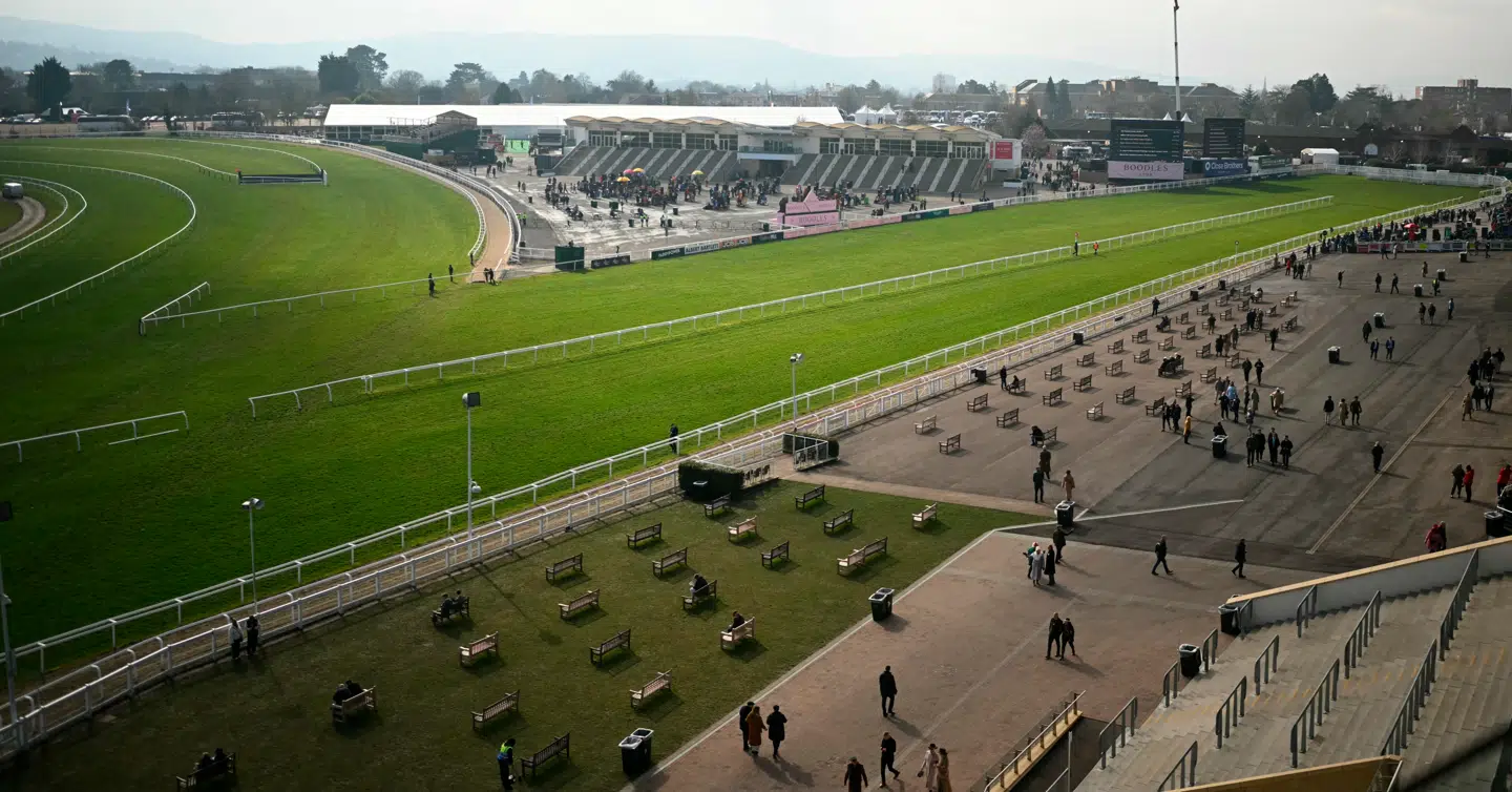 Festivalen skulle finde sted på Cheltenham Racecourse, hvor omkring 4.500 billetter var blevet solgt.