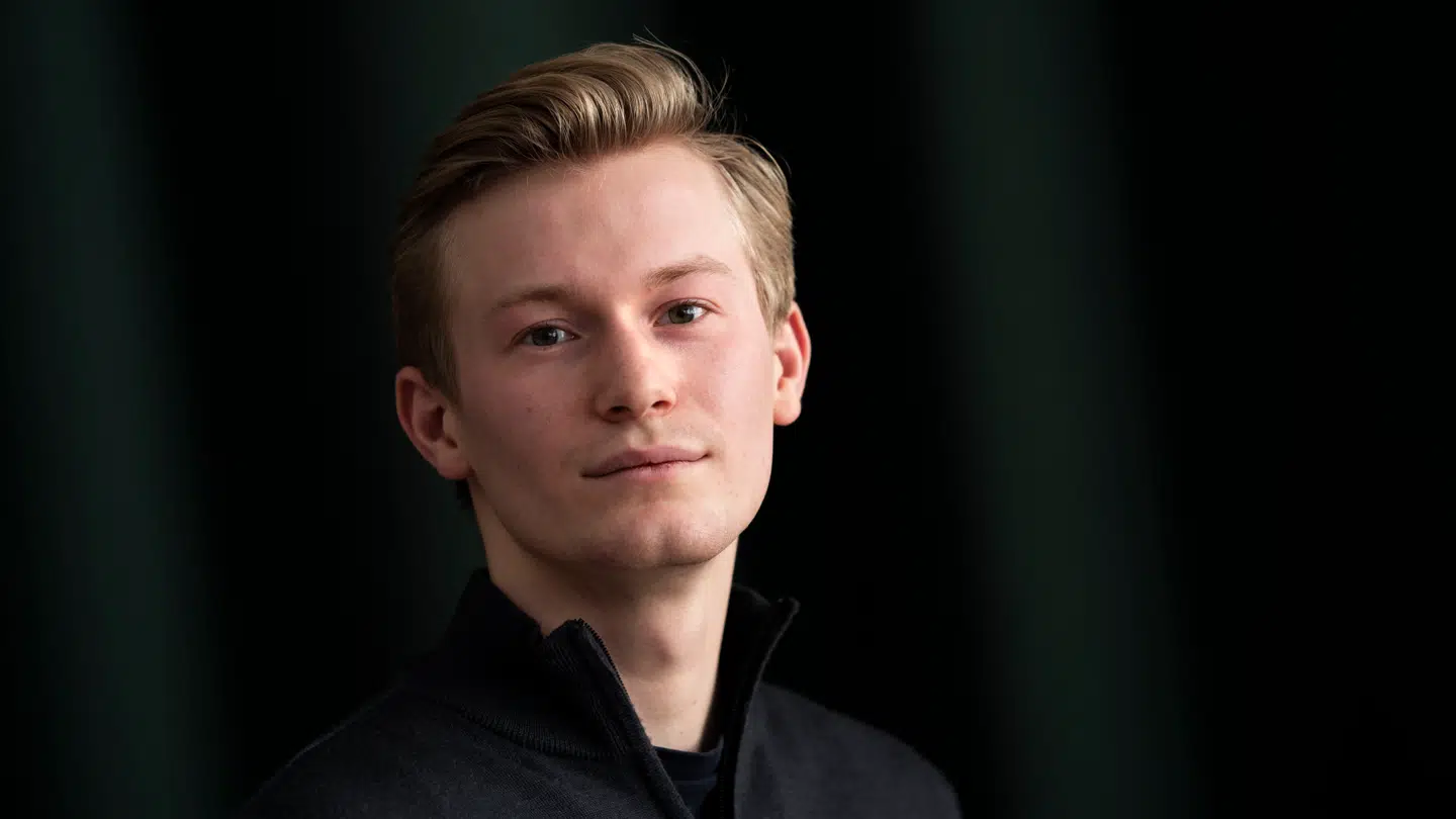 Det var skuespiller Albert Harson, der ved et uheld læste den forkerte vinder op ved SVEND prisen 2025 torsdag.