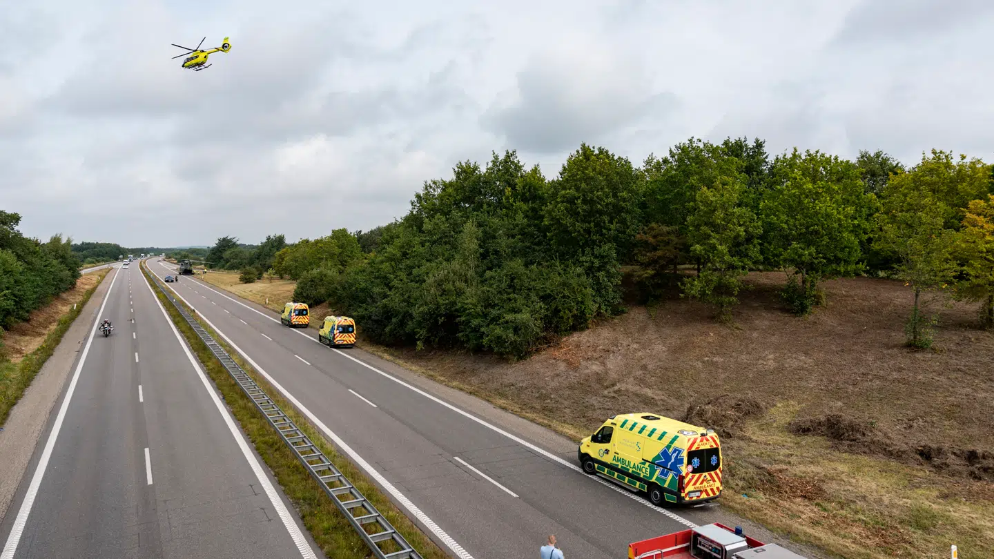 Den 81-årige mandlige fører mistede livet ved ulykken, mens hans kæreste er indlagt i kritisk tilstand. Også kvindens 76-årige søster er indlagt på intensiv.