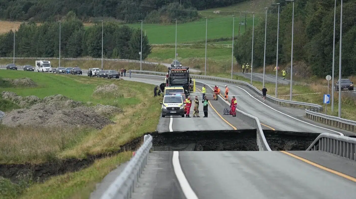 En person er fortsat meldt savnet efter det voldsomme jordskred på E6 mellem Ronglan og Åsen i Levanger Kommune i midt-Norge omtrent 75 kilometer nordøst for Trondheim.