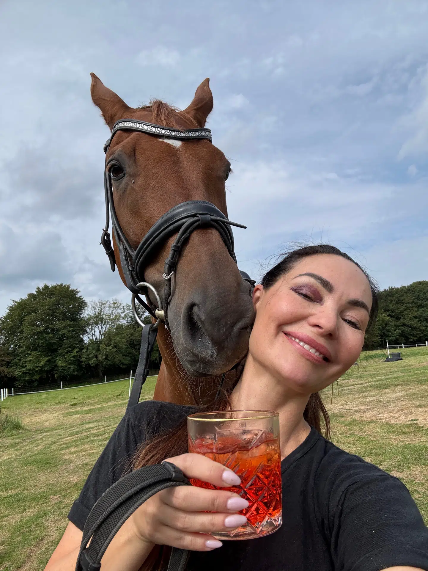 Mascha Vang fik et gevaldigt sæbeøje under lidt kysseri med hesten Catchmo, men de to er heldigvis stadig gode venner. Foto: Privat