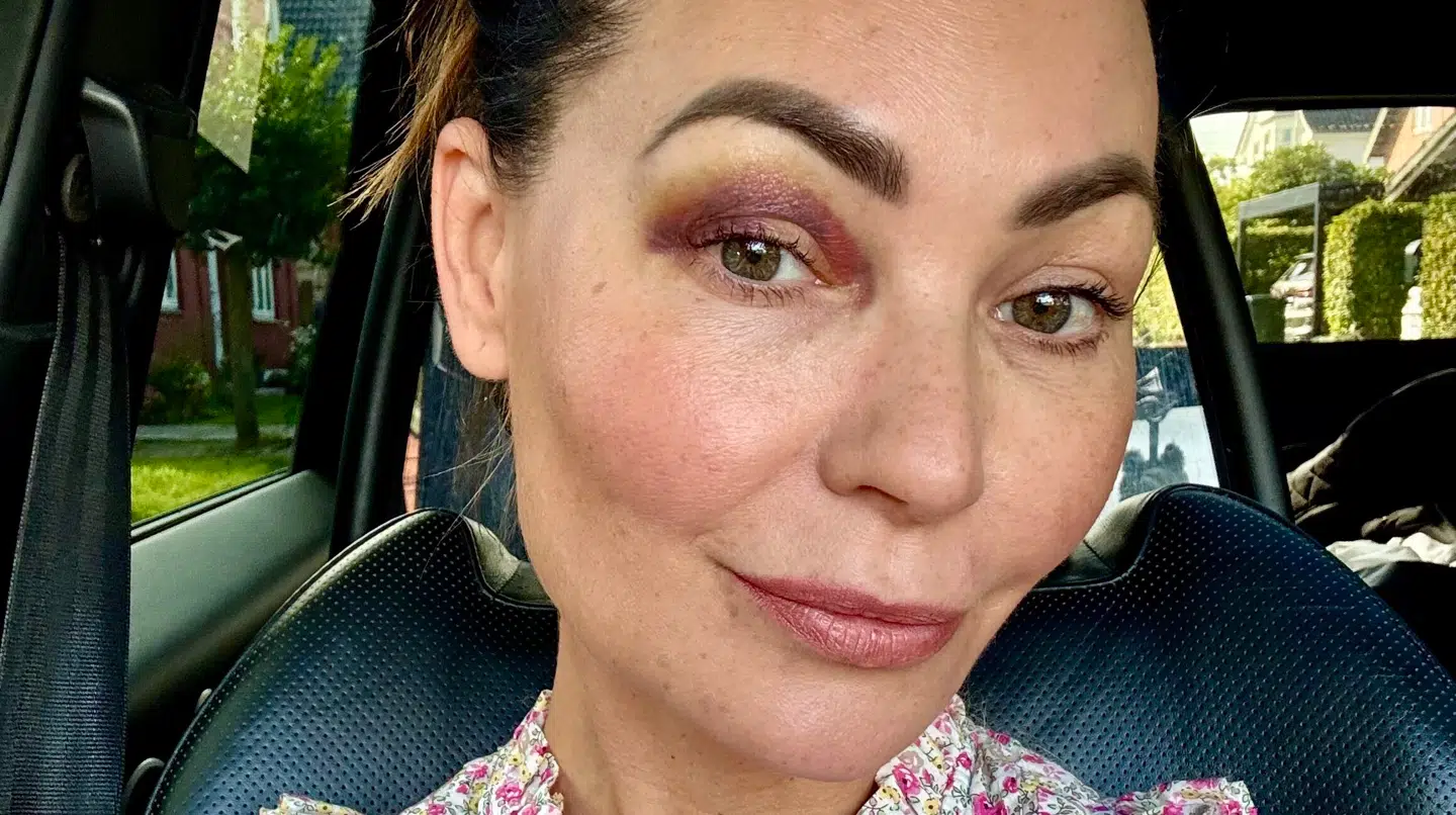 Mascha Vang fik et gevaldigt sæbeøje under lidt kysseri med hesten Catchmo. Foto: Privat