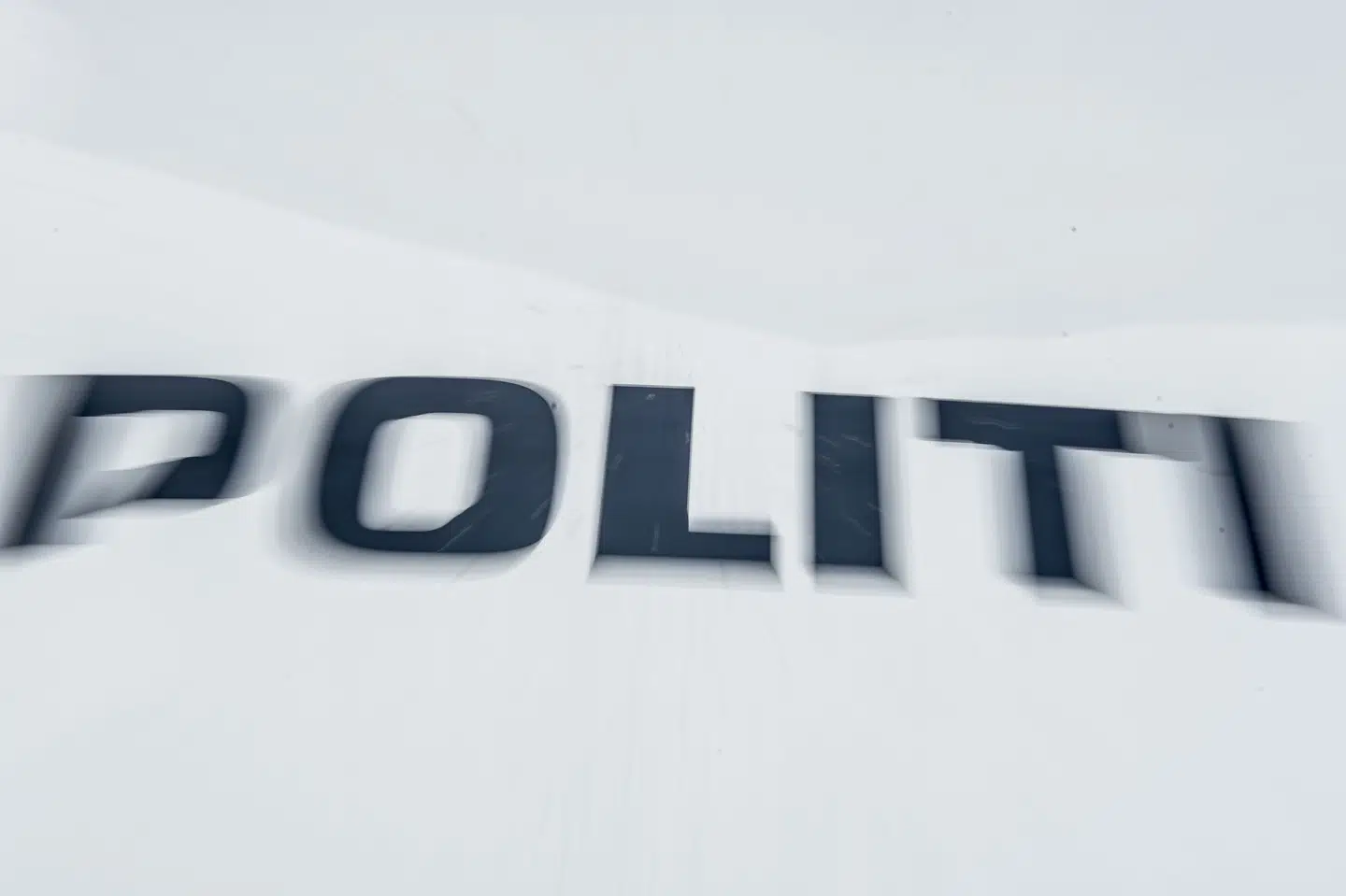 I en større aktion ransagede politiet fredag eftermiddag en landejendom ved Smedager i Aabenraa Kommune. To mistænkte mænd blev anholdt, og lørdag bliver der frigivet oplysninger om politiets sigtelse. (Arkivfoto)