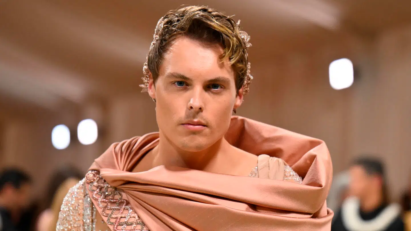 Den 32-årige laksearving opnåede en stor del af sin formue som teenager, da hans far, lakseiværksætteren Gustav Witzøe, overdrog ham aktier i landbrugsgiganten SalMar. Gustav Magnar Witzøe er desuden også kendt som model og influencer, og han plejer blandt andet at dukke op på den røde løber til de fornemme Met Galas, som her sidste år.