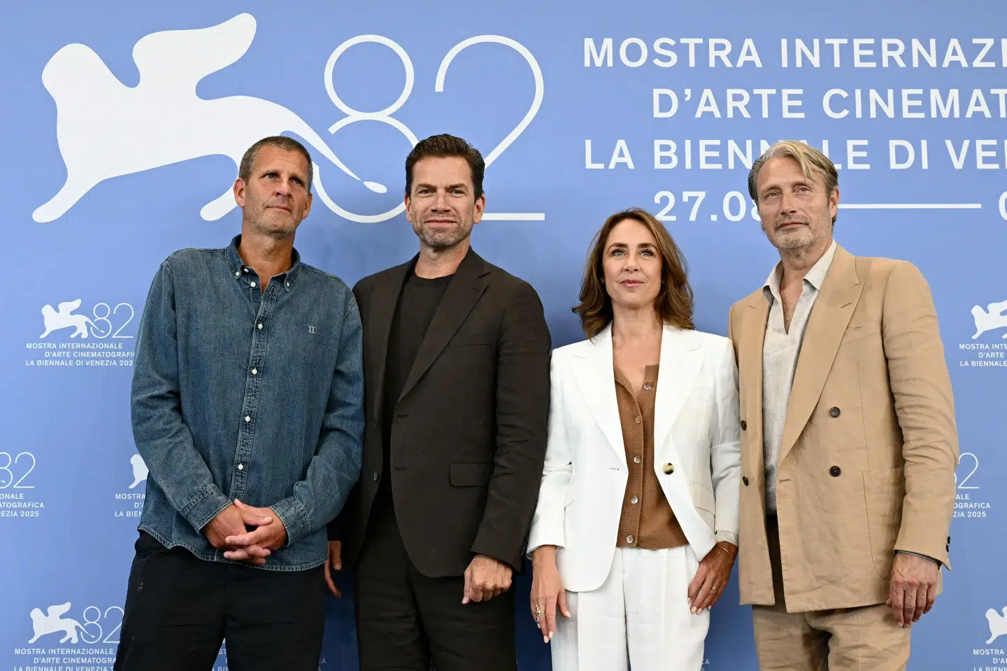 Her ses instruktør Anders Thomas Jensen sammen med skuespillerne Nikolaj Lie Kaas, Mads Mikkelsen og Sofie Gråbøl til verdenspremieren på "Den Sidste Viking" på filmfestivalen i Venedig lørdag aften.