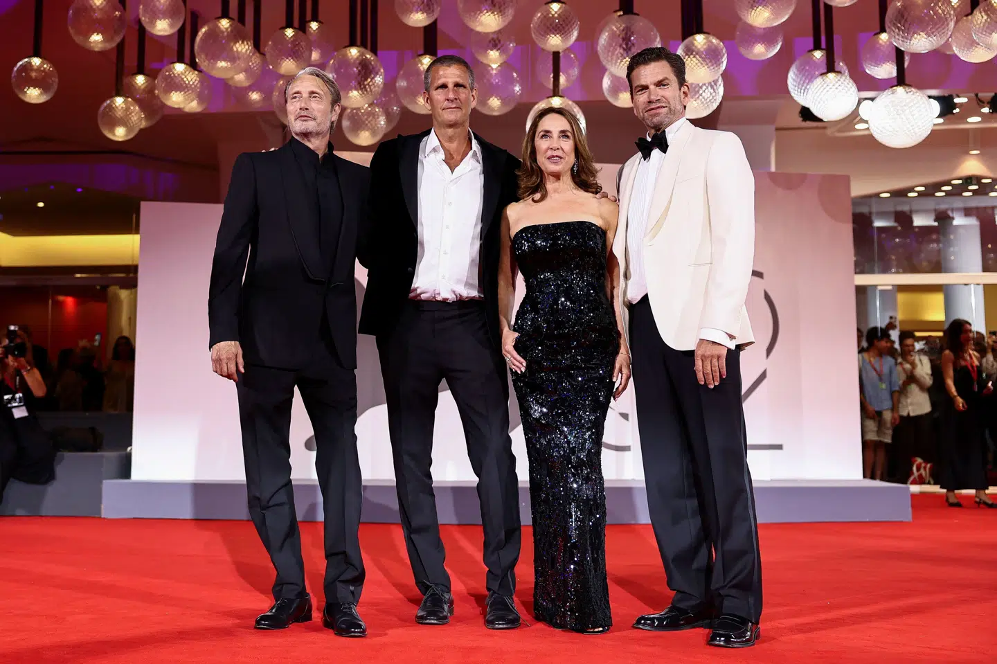 "Den Sidste Viking" blev vist på den prestigefylde filmfestival i Venedig lørdag. Her ses instruktøren Anders Thomas Jensen og skuespillerne Mads Mikkelsen, Sofie Gråbøl og Nikolaj Lie Kass på den røde løber.