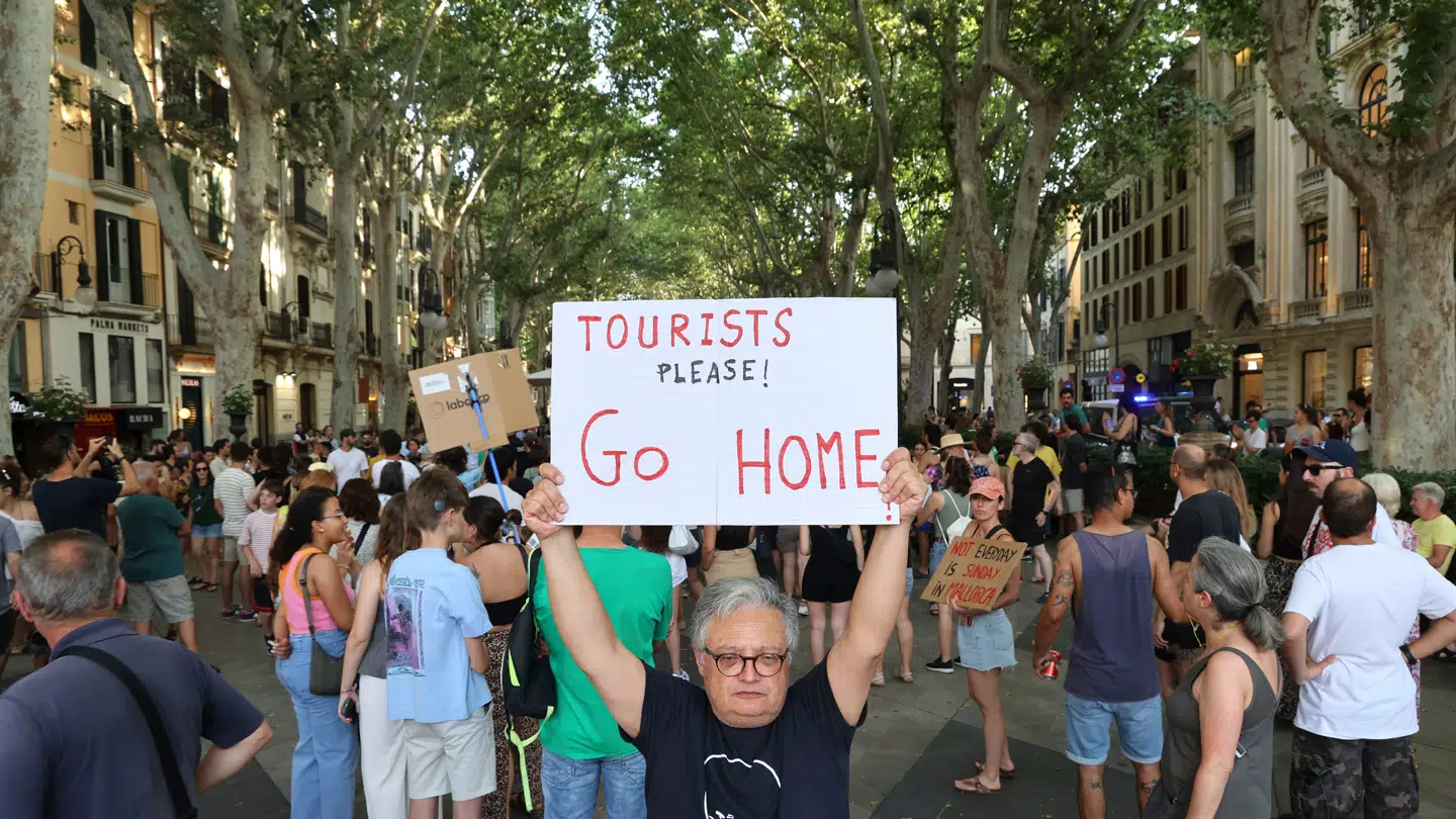 (Arkiv) Flere borgere i Spanien er trætte af turister, der overtager deres byer. På billedet ses en spansk mand under en demonstration mod turistmætning.