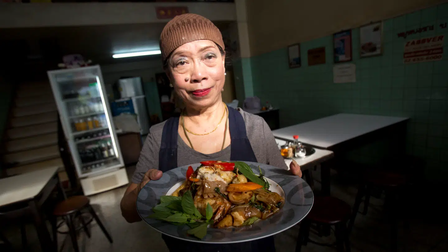 (Arkiv) Den thailandske kok Supinya 'Jay Fai' Junsuta risikerer både bøde- og fængselsstraf efter en chokregning.