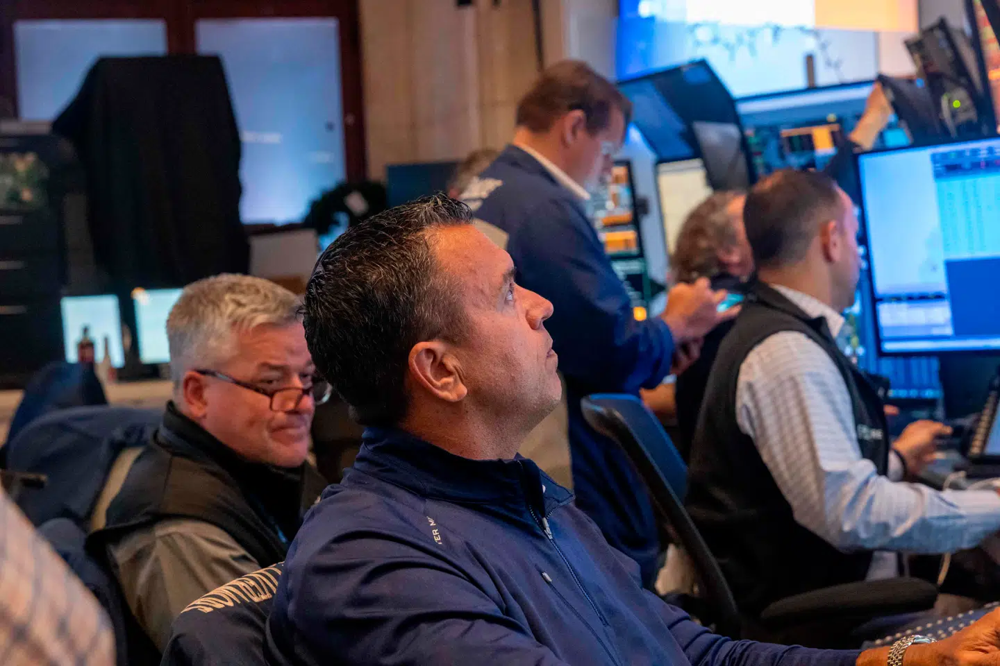 Amerikanske børsmæglere holder et vågent øje med aktiehandelen her på New Yorks fondsbørs. Der sker meget store ændringer i priserne, og de allerstørste virksomheder har sat sig på en betydelig del af aktiemarkedet.