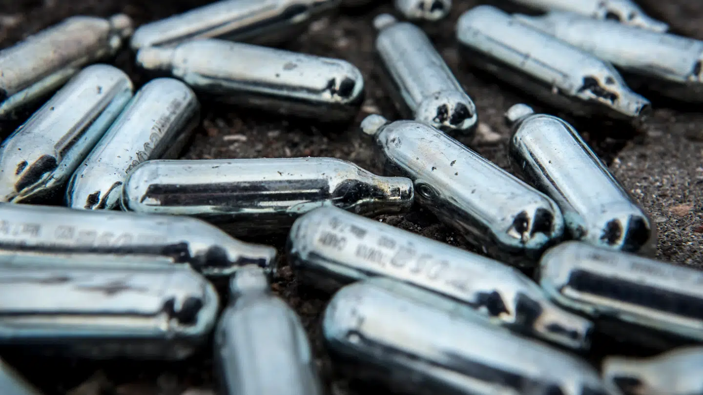 Indtagelse af lattergas fra lattergaspatroner er årsag til mange dødsfald i trafikken.