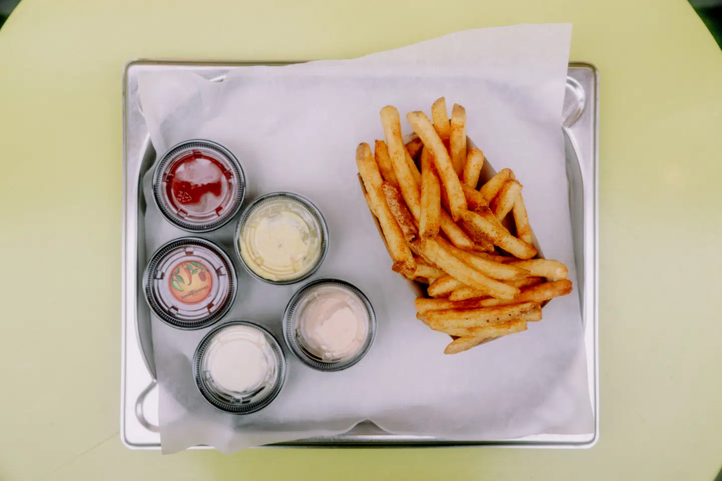 Ultraforarbejdede fødevarer er industrielt fremstillede. Det betyder, at de har været igennem meget forarbejdning og indeholder mange ingredienser samt tilsætningsstoffer. Et eksempel er købepomfritter, der ses på billedet.