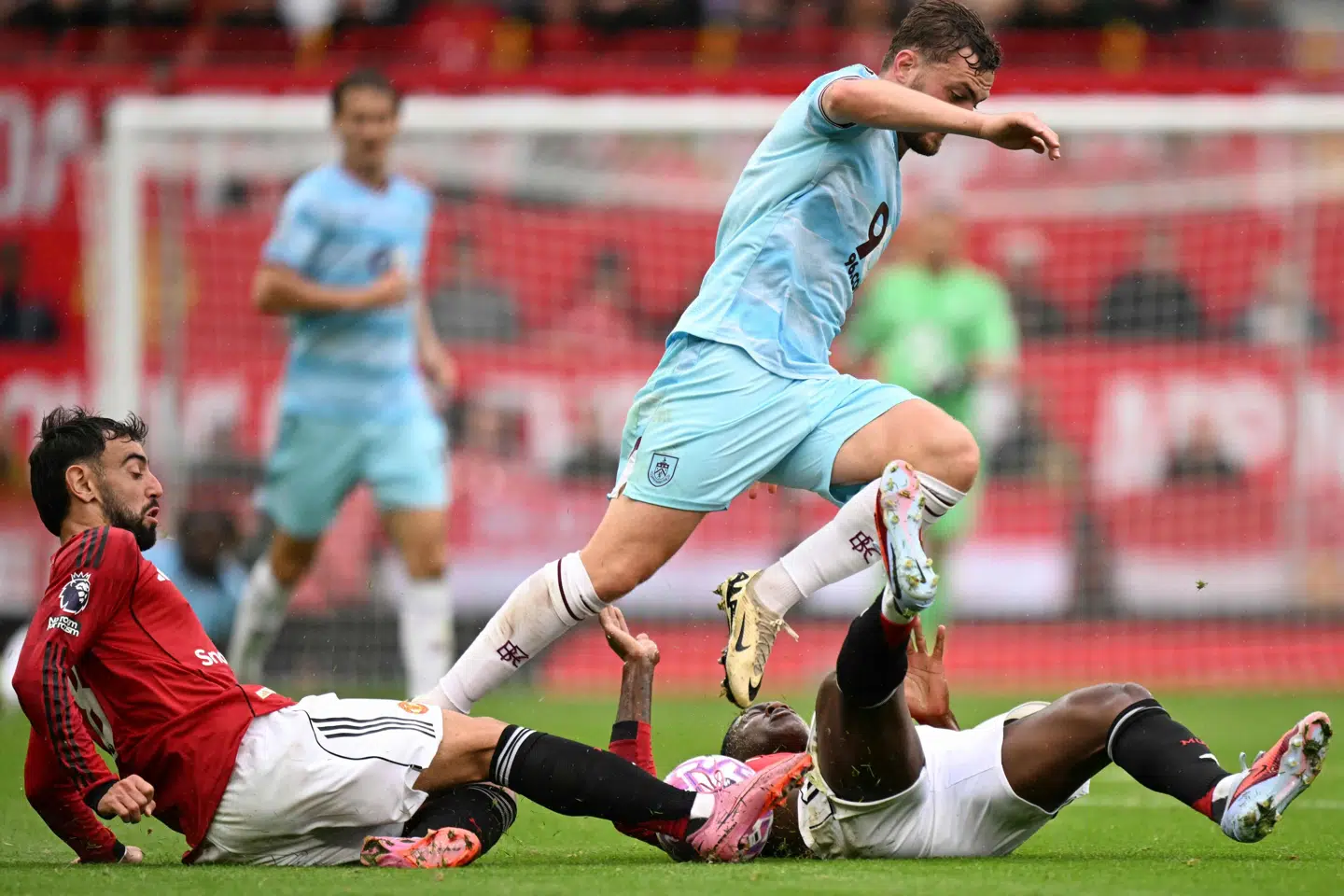 Jacob Bruun Larsen (i blåt) er blevet efterudtaget til det danske landshold. Her ses Burnley-spilleren i aktion i lørdagens kamp ude mod Manchester United.